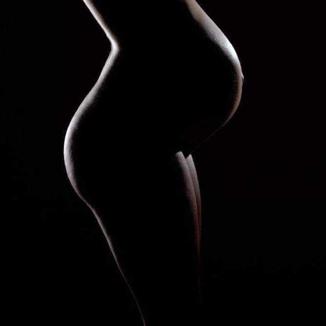 Silhouette of pregnant woman as an example of leading lines in photography